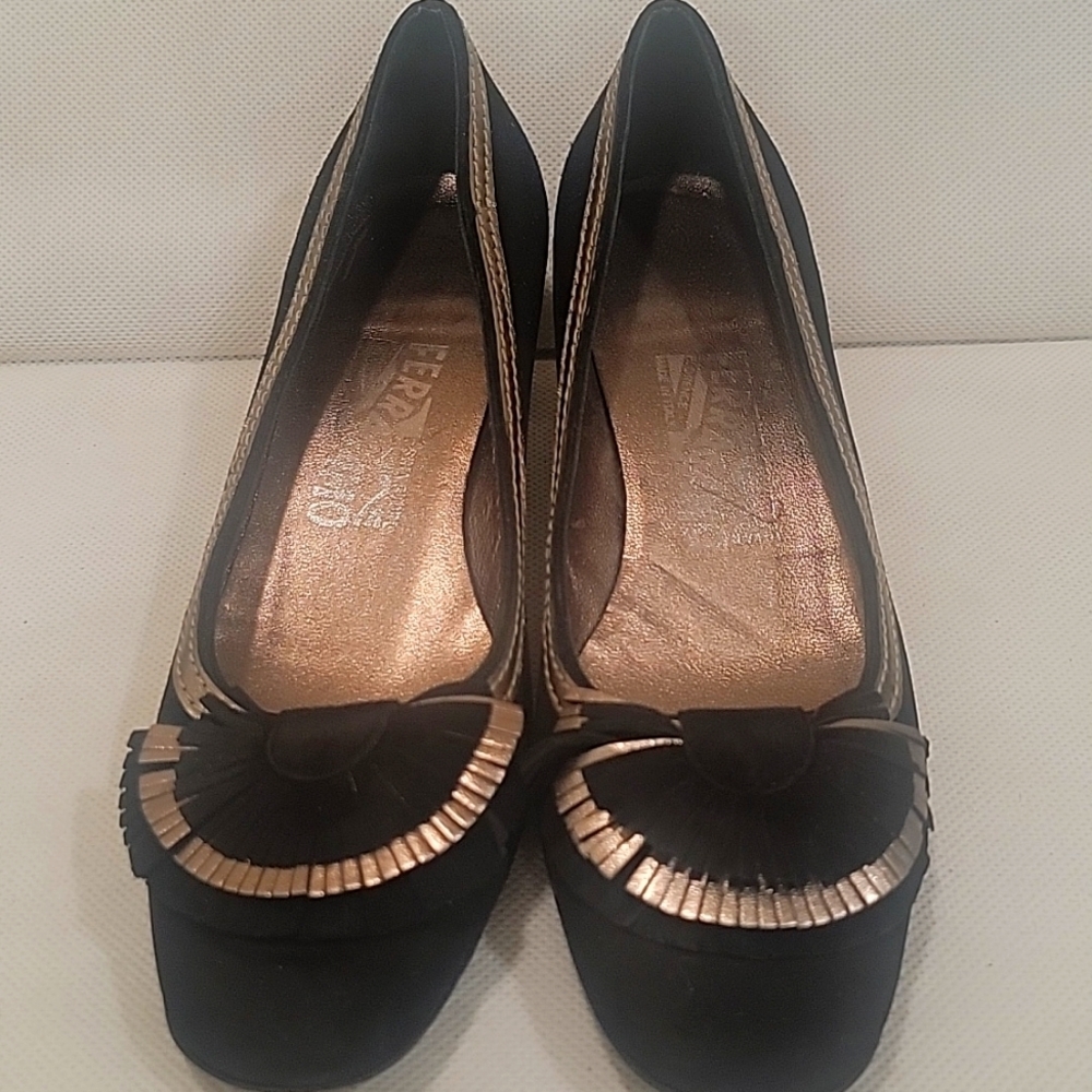 SALVATORE FERRAGAMO BLACK SUEDE LEATHER PUMPS (sz 6) - Picture 2 of 7